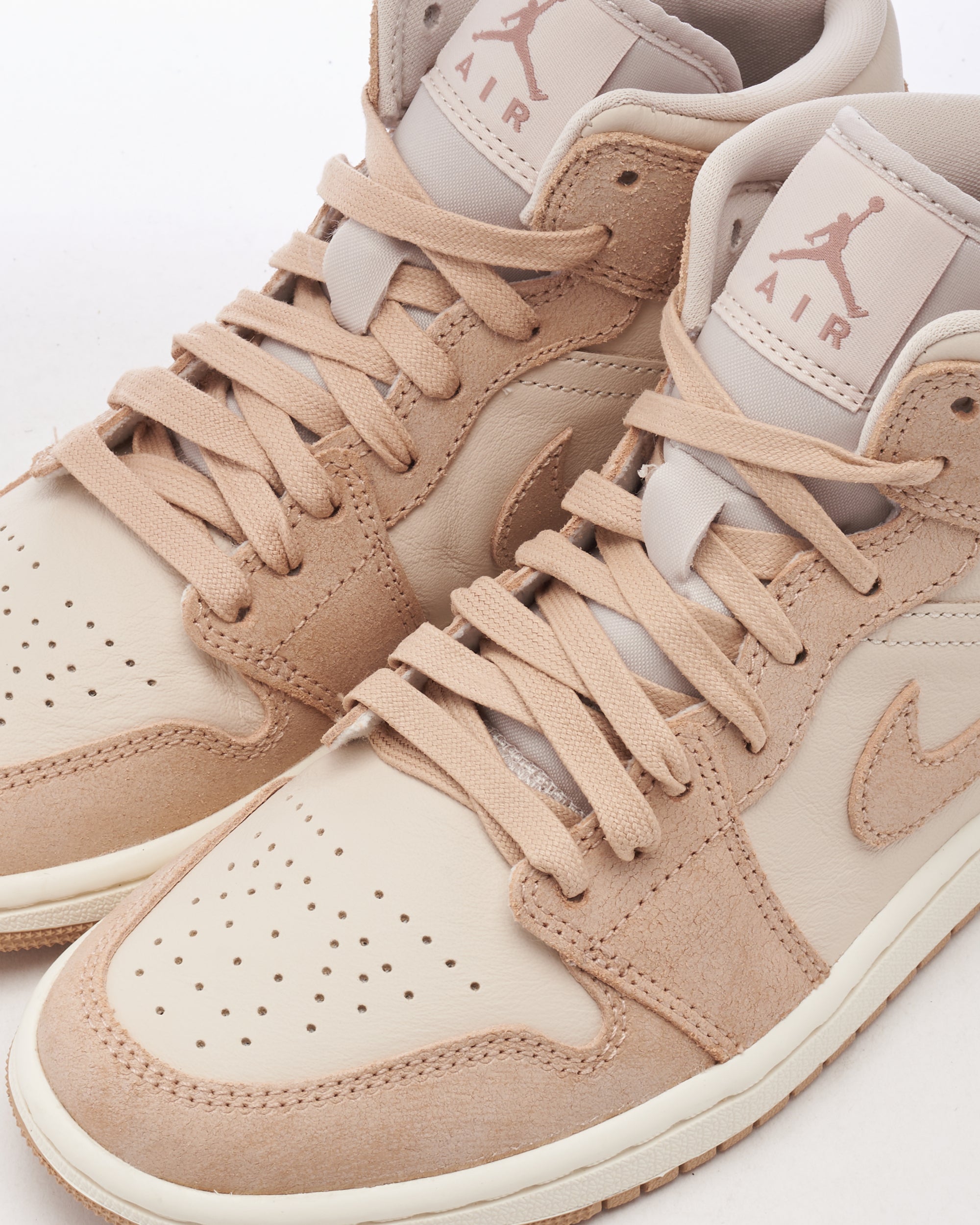 Sneakers Jordan Women's 1 Mid SE "Legend Light Brown" - FJ3448-200