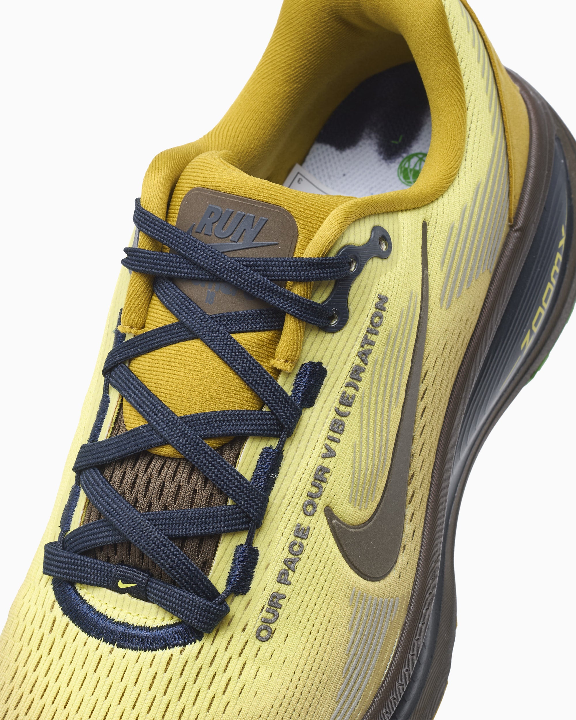 Sneakers Nike Women's Vomero 18 SE - IQ3413-704