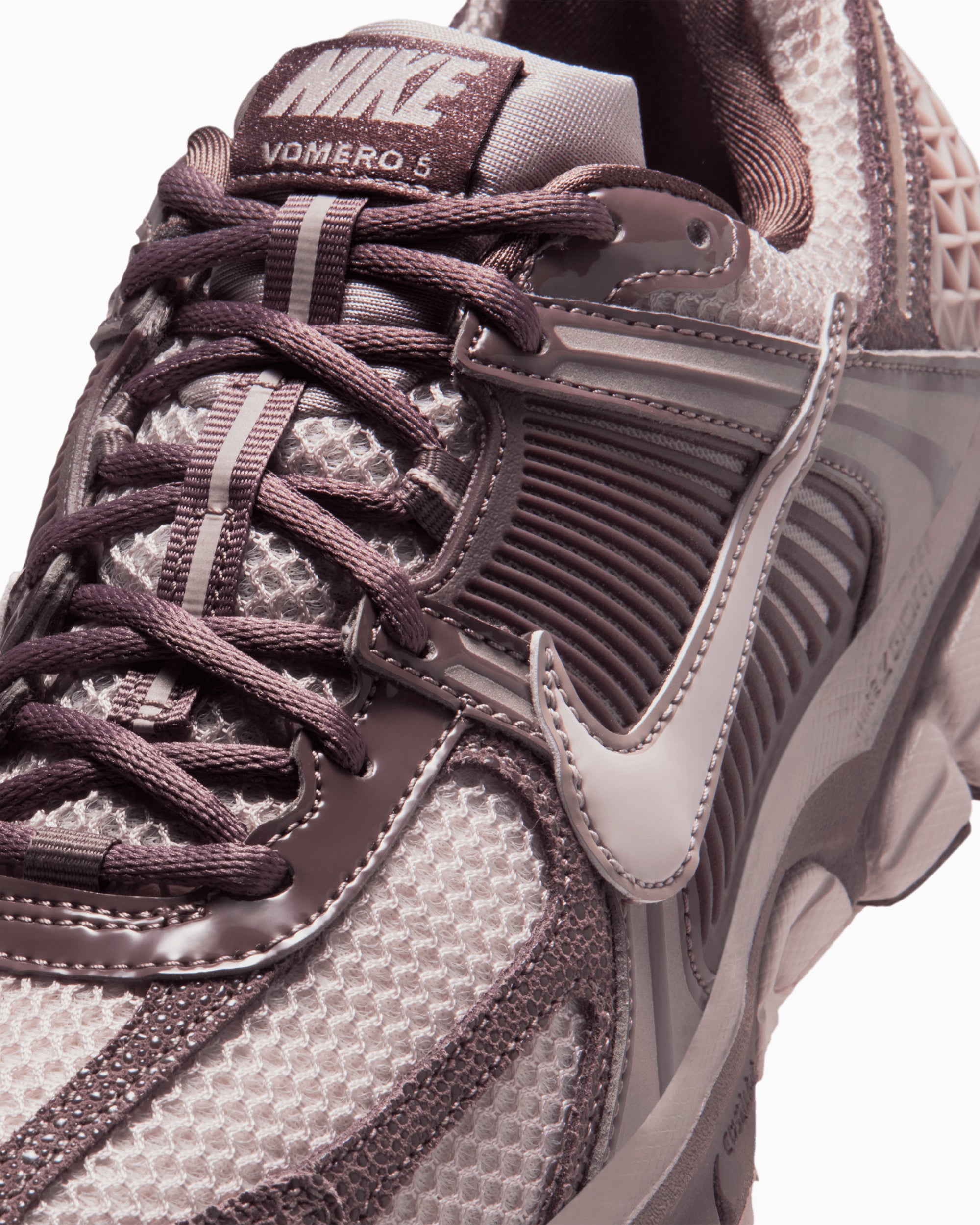 Sneakers Nike Women's Zoom Vomero 5 - II6236-500