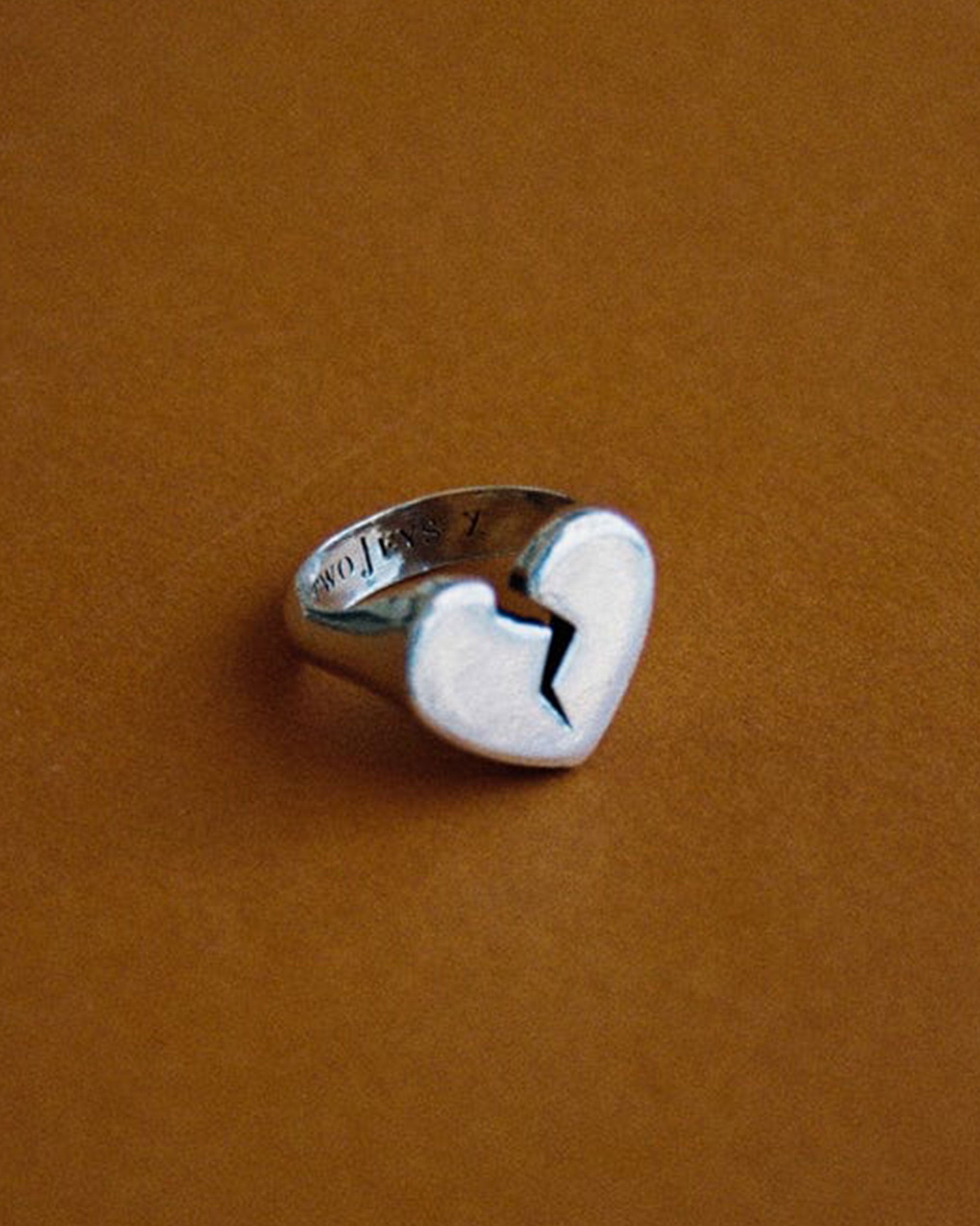Jewelry TwoJeys Broken Heart Unisex Ring - 101301001