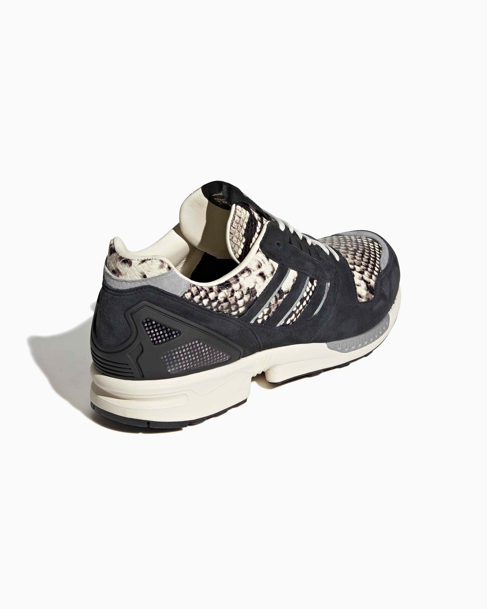 と adidas Originals ZX 8000