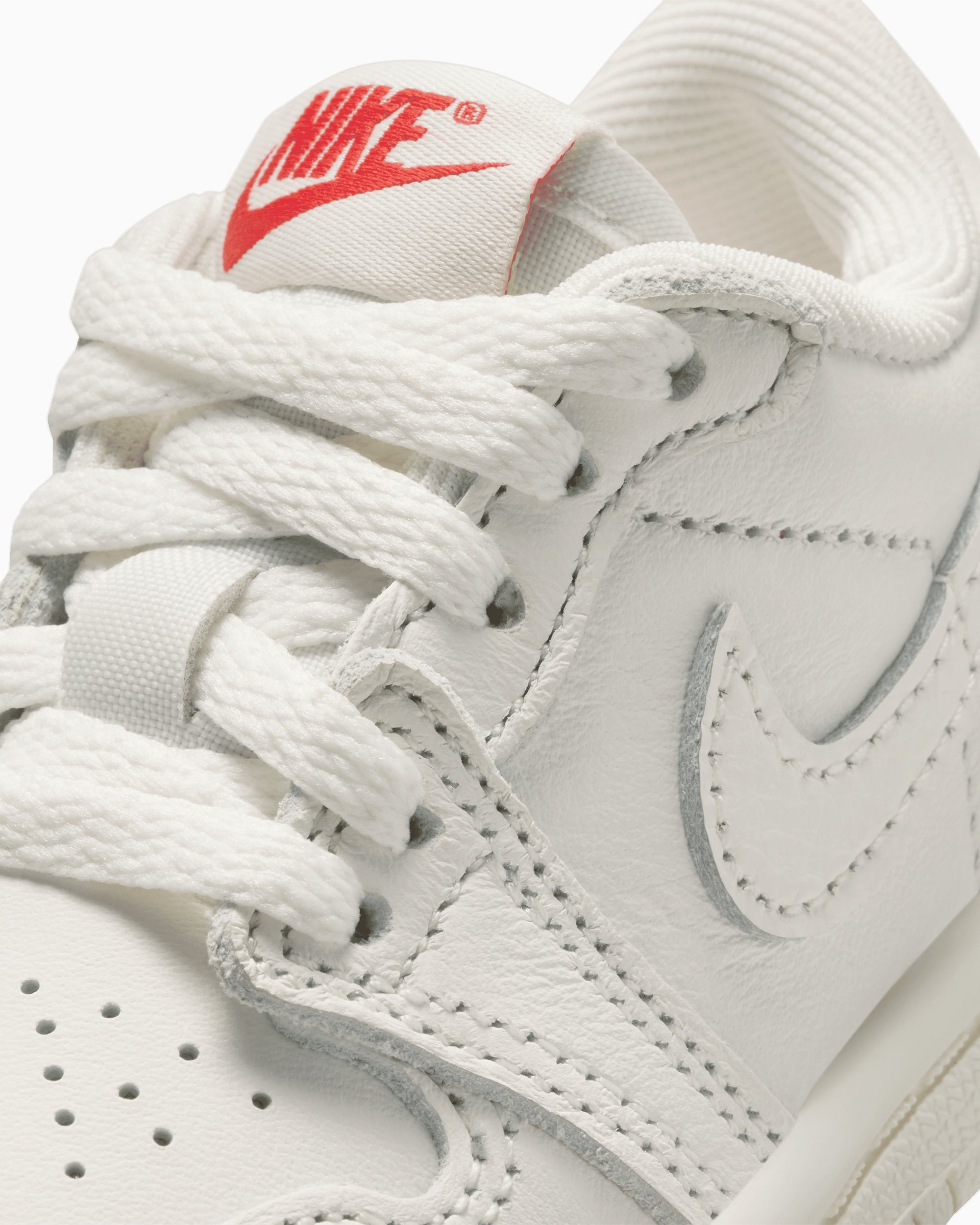 Sneakers Air Jordan 1 Retro Low OG "Sail and University Red" (TD) - HQ6997-100