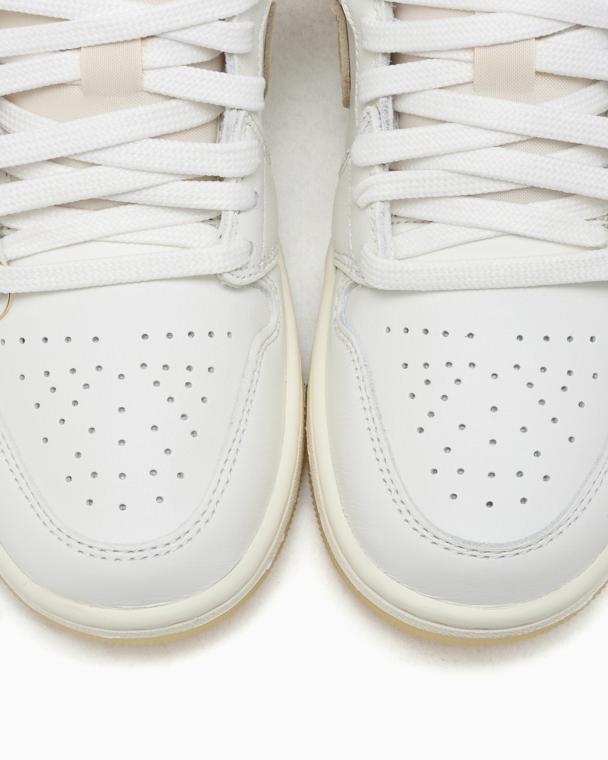 Sneakers Air Jordan Women's  1 Low SE "Hoops Gold Pack" - HV5157-100