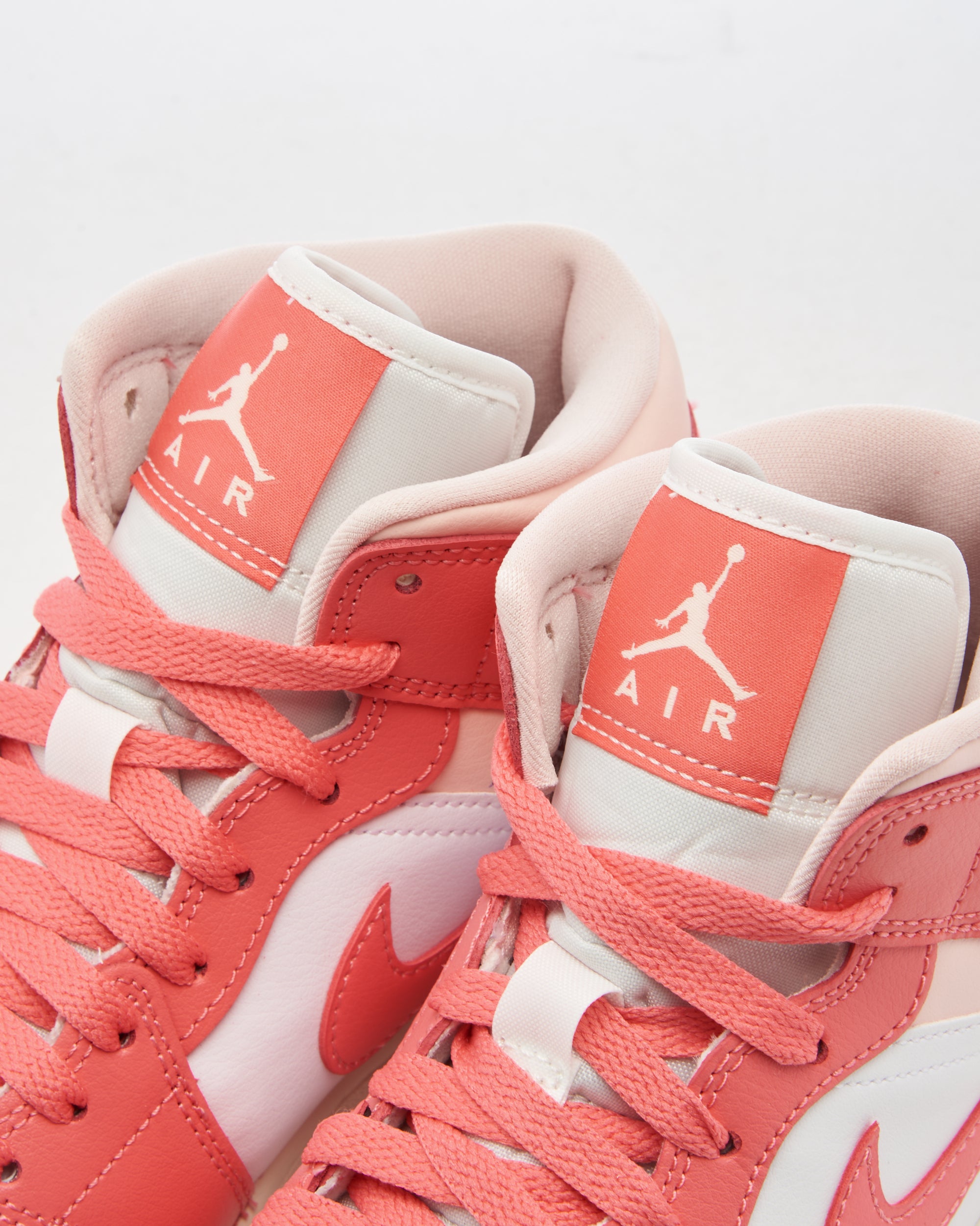 Sneakers Air Jordan Women's 1 Mid "Strawberries & Cream" - BQ6472-186